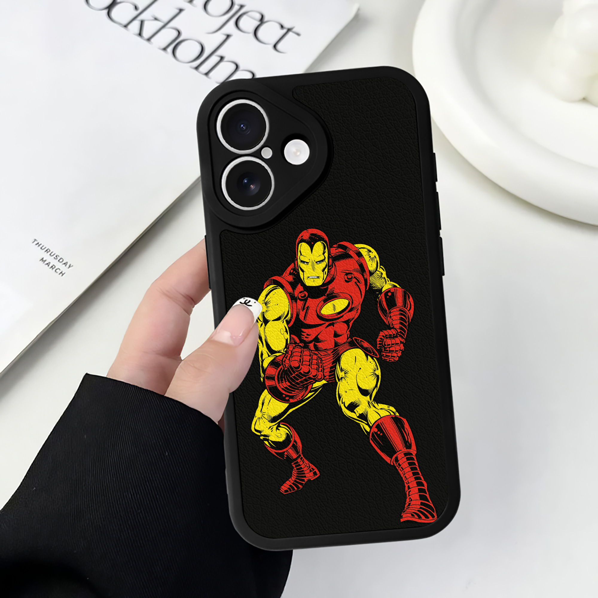 （画像用） アベンジャーズ The Avengers 【iPhone 16シリーズ対応】シリコンスマホケース（レザー調） 材質：シリコン